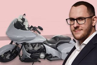 Šéf webu odhalený BIS zmizel. V Praze nechal motorku za půl milionu - Seznam Zprávy